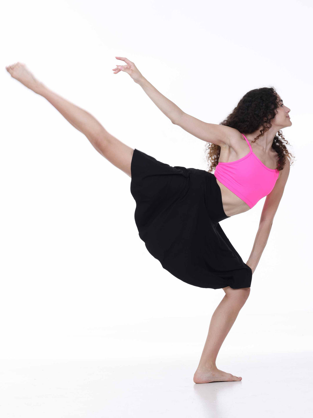 Tenue d’entraînement élégante – jupe de danse fluide noire Freedom Flow avec short intérieur.