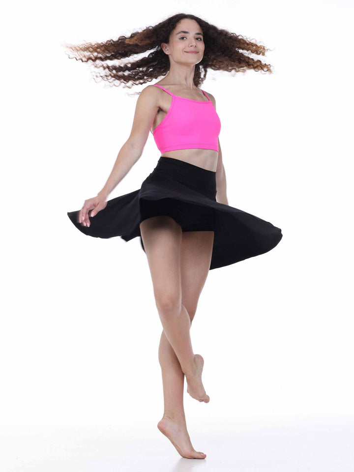 Danseuse souriante en jupe de danse fluide noire – confort, maintien et liberté de mouvement.