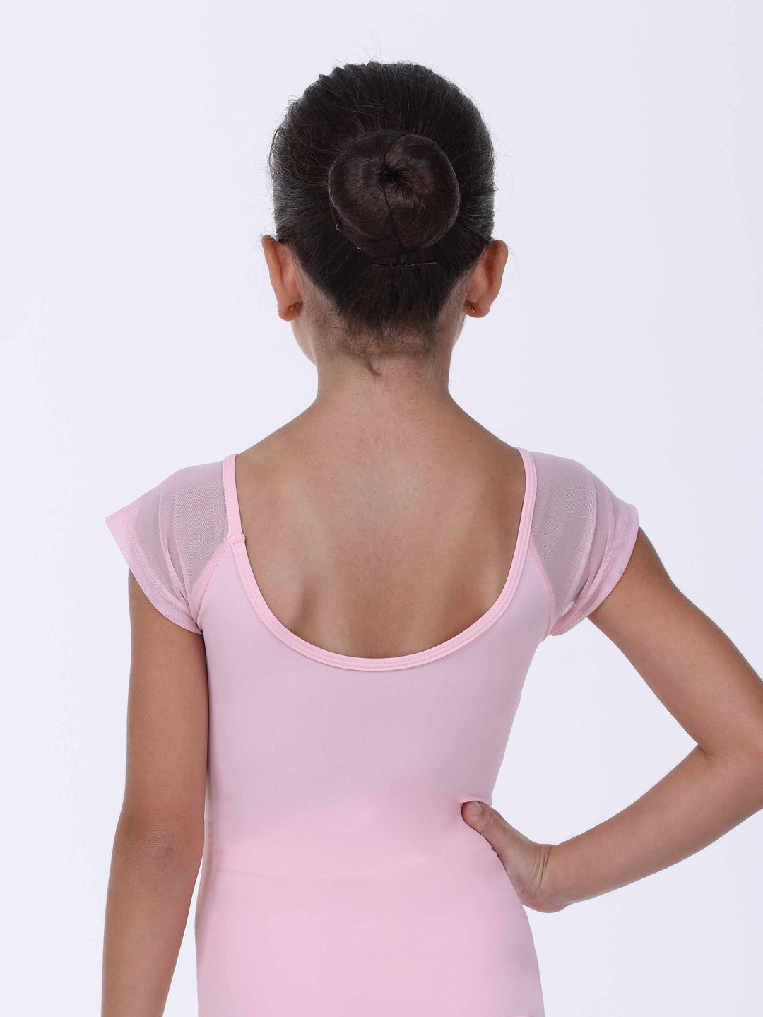 Vue de dos d’un justaucorps de danse rose clair – dos échancré et manches transparentes.