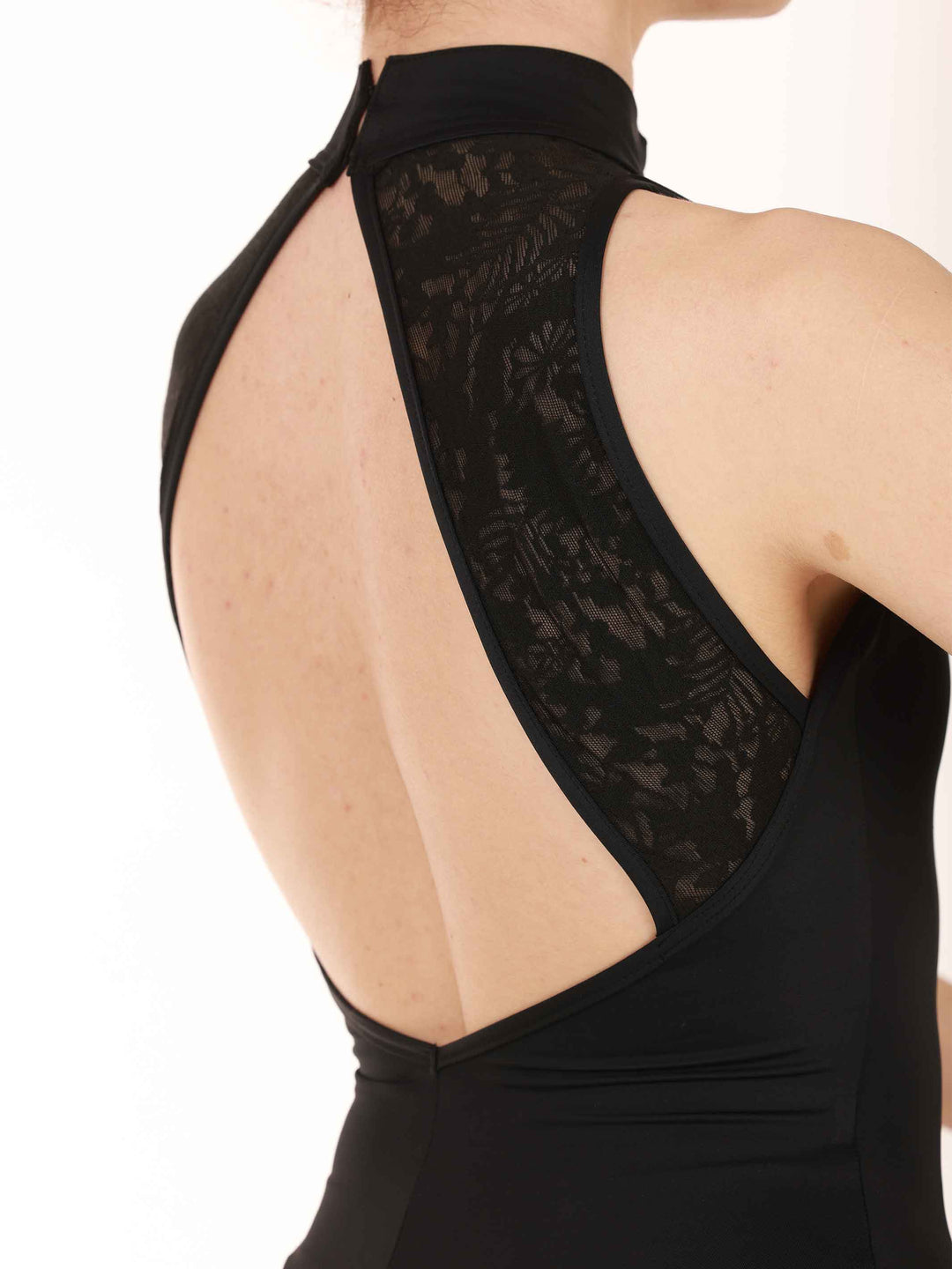 Justaucorps de ballet pour femme, haut col en dentelle et dos nu, couleur noir, élégant et raffiné pour la danse classique - gros plan de la vue arrière