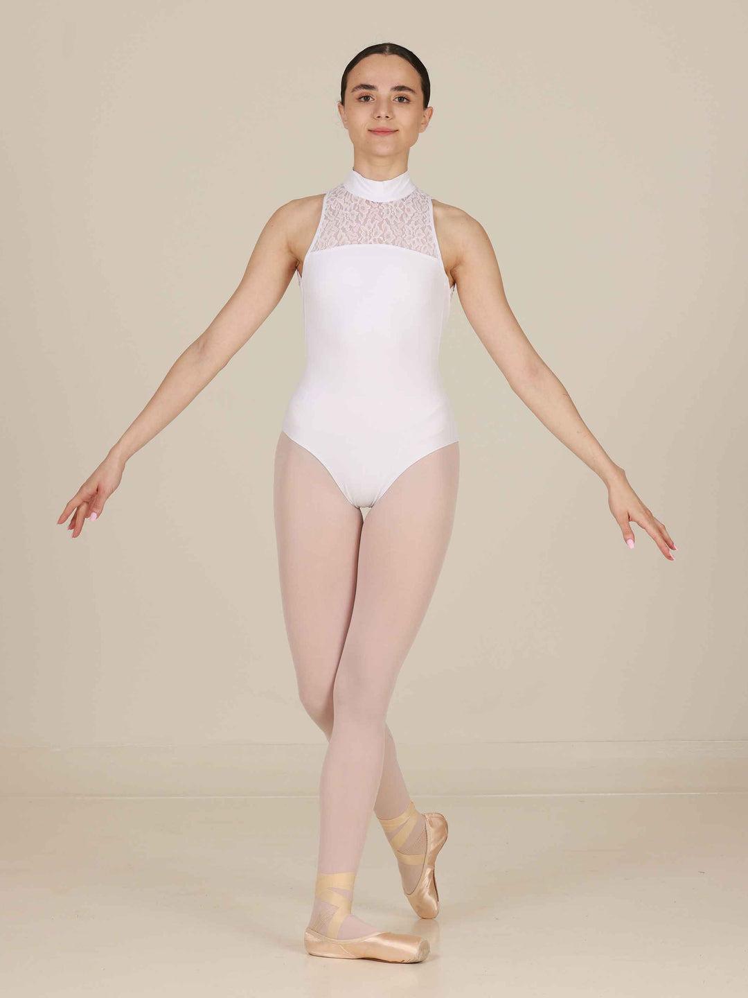 Justaucorps de ballet pour femme, haut col en dentelle et dos nu, couleur blanche, élégant et raffiné pour la danse classique - vue de face