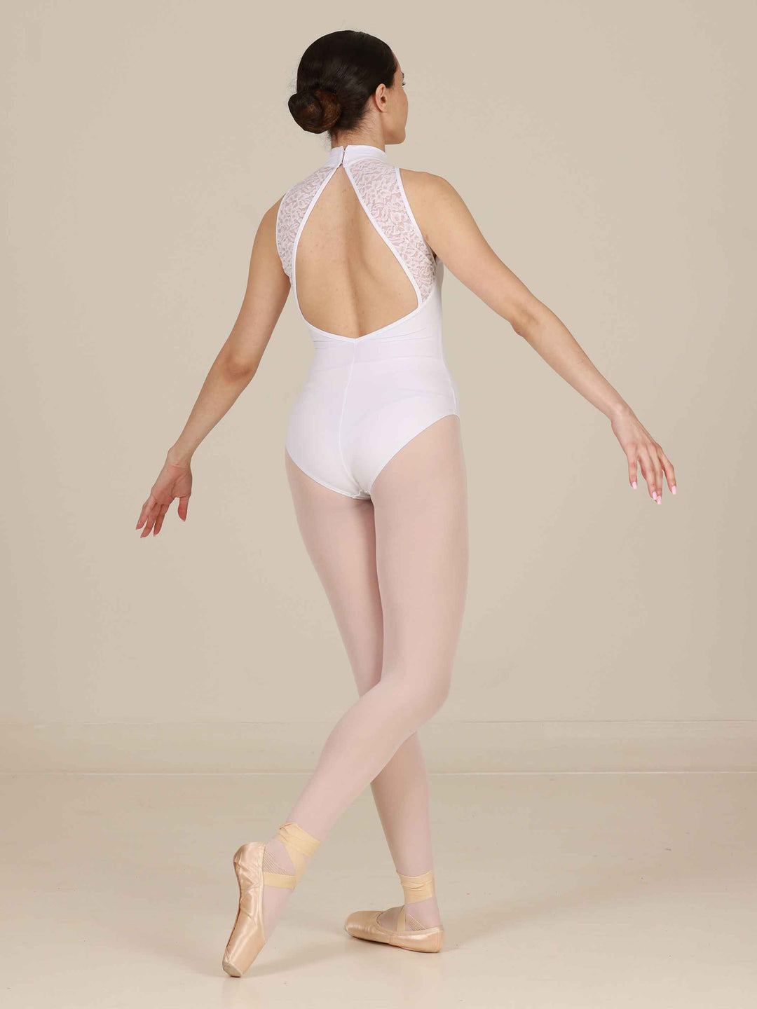 Justaucorps de ballet pour femme, haut col en dentelle et dos nu, couleur blanche, élégant et raffiné pour la danse classique - vue arrière