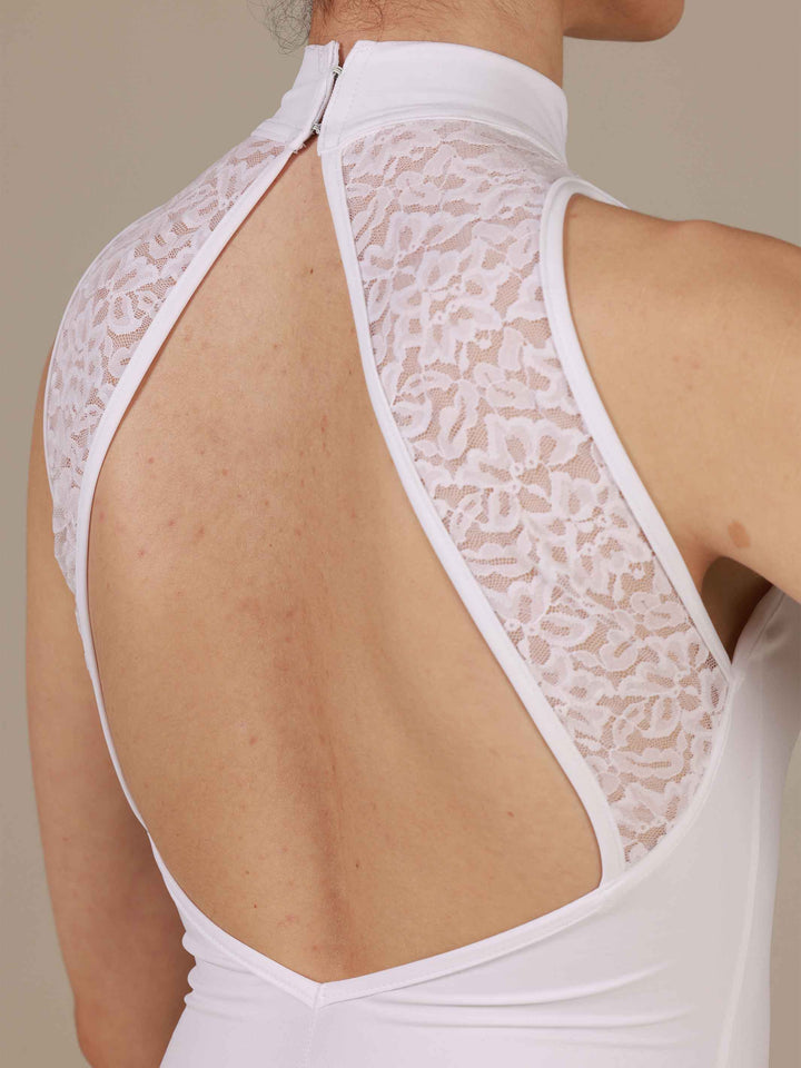 Justaucorps de ballet pour femme, haut col en dentelle et dos nu, couleur blanche, élégant et raffiné pour la danse classique - gros plan de la vue arrière