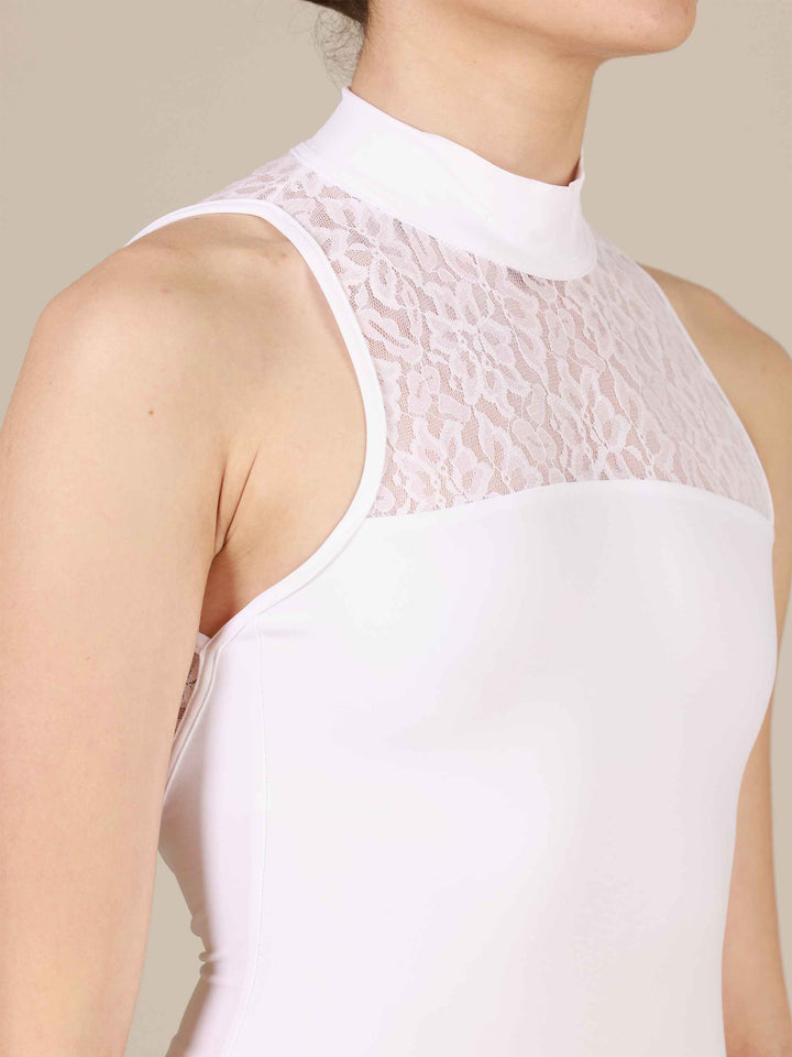 Justaucorps de ballet pour femme, haut col en dentelle et dos nu, couleur blanche, élégant et raffiné pour la danse classique - gros plan de la vue de face