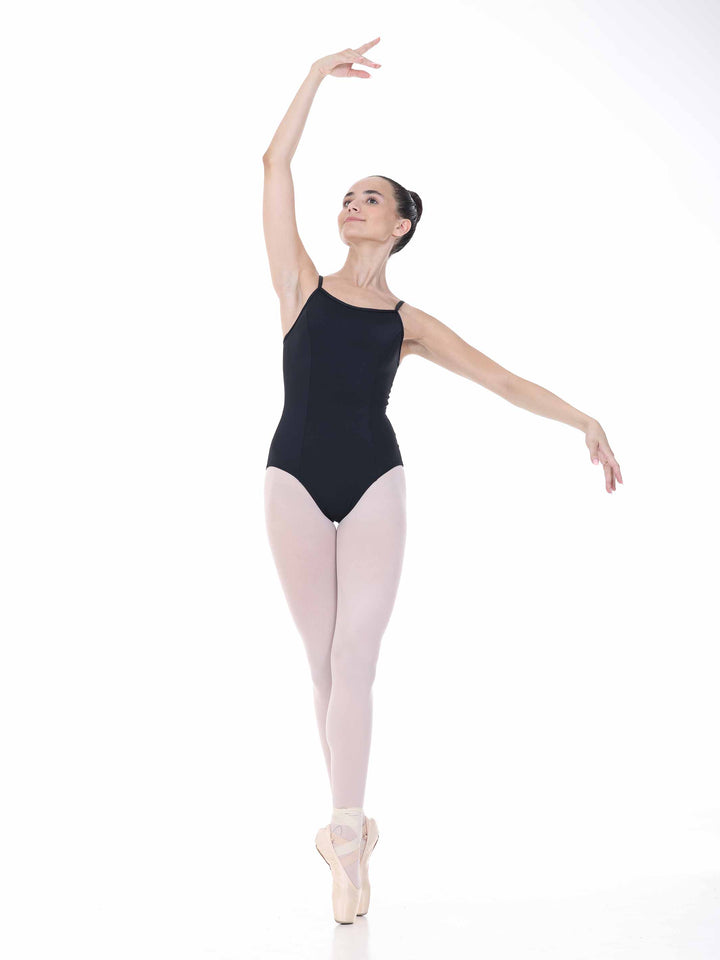 Danseuse sur pointes portant un justaucorps noir ajusté – look sobre et élégant pour pratique du ballet.