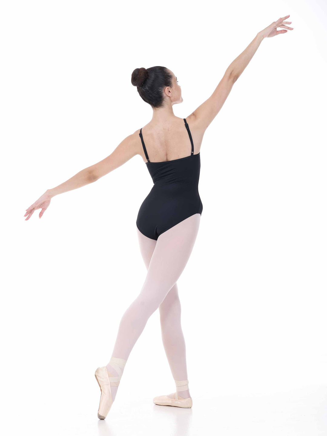 Vue arrière d’une danseuse en justaucorps noir avec bretelles réglables – tenue de scène pour danse classique.