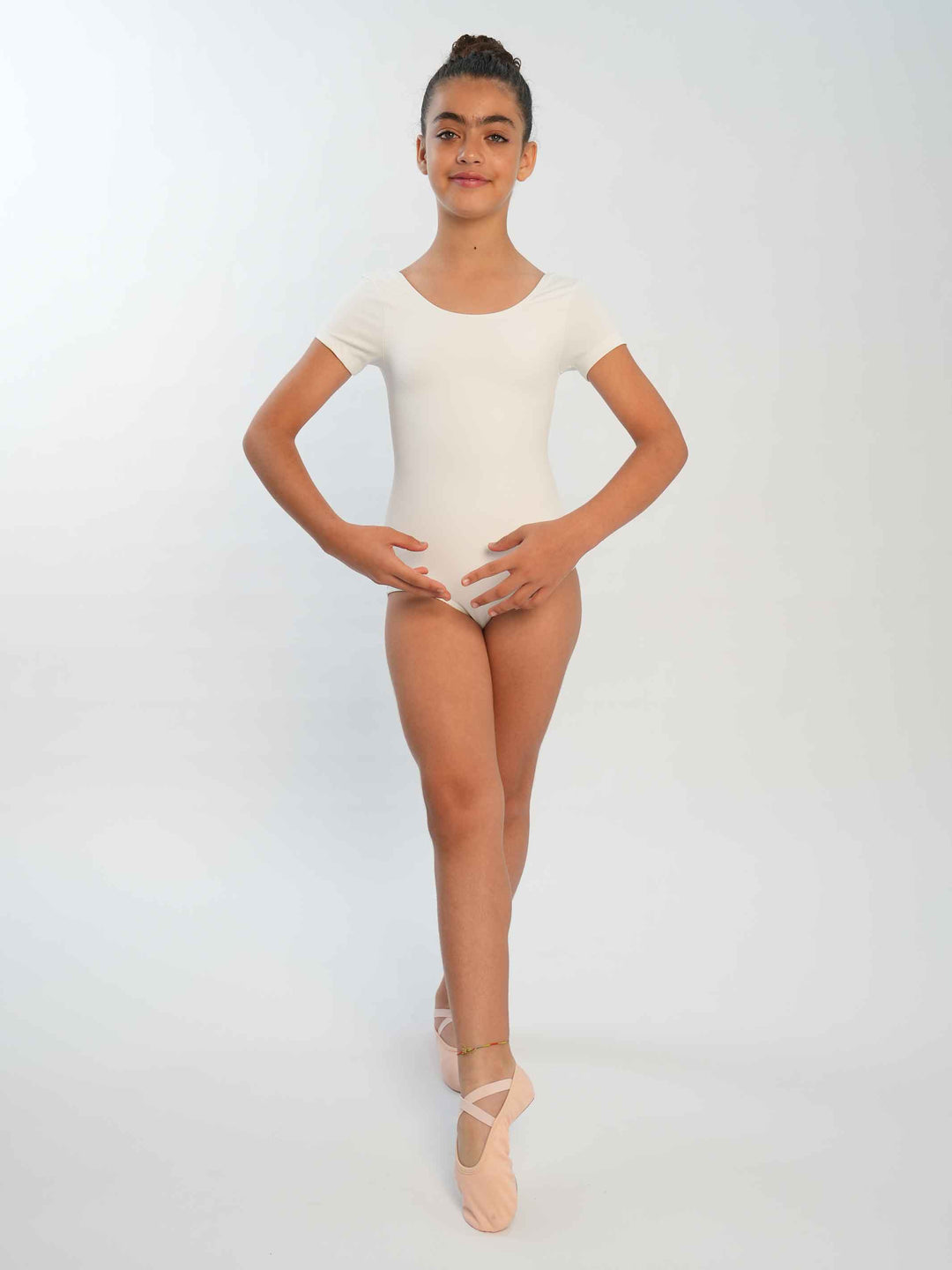 Justaucorps de ballet à manches courtes pour fille, style classique et sobre, encolure arrondie et dos dégagé, parfait pour les cours quotidiens de ballet et les performances, couleur blanc