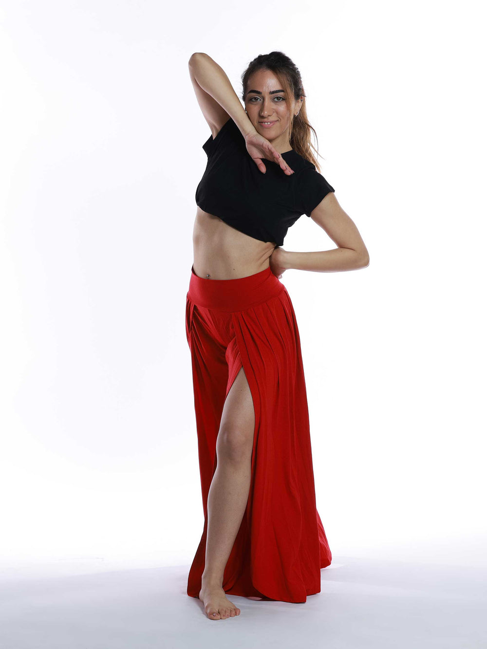 Danseuse en pantalon de danse rouge – modèle fluide à fente latérale pour liberté de mouvement.