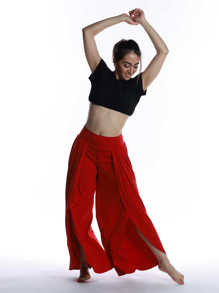 Pantalon rouge fluide pour danse contemporaine – style Freeform à coupe ouverte.