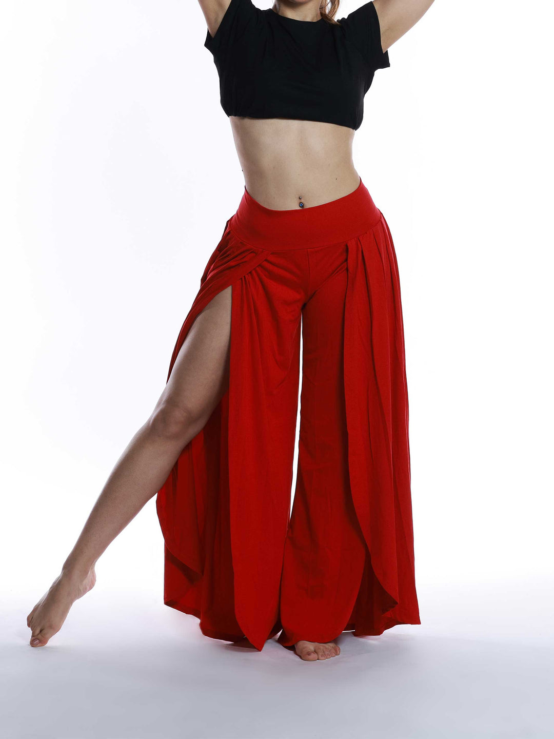 Pantalon rouge fluide pour danse jazz – silhouette artistique et aérienne.