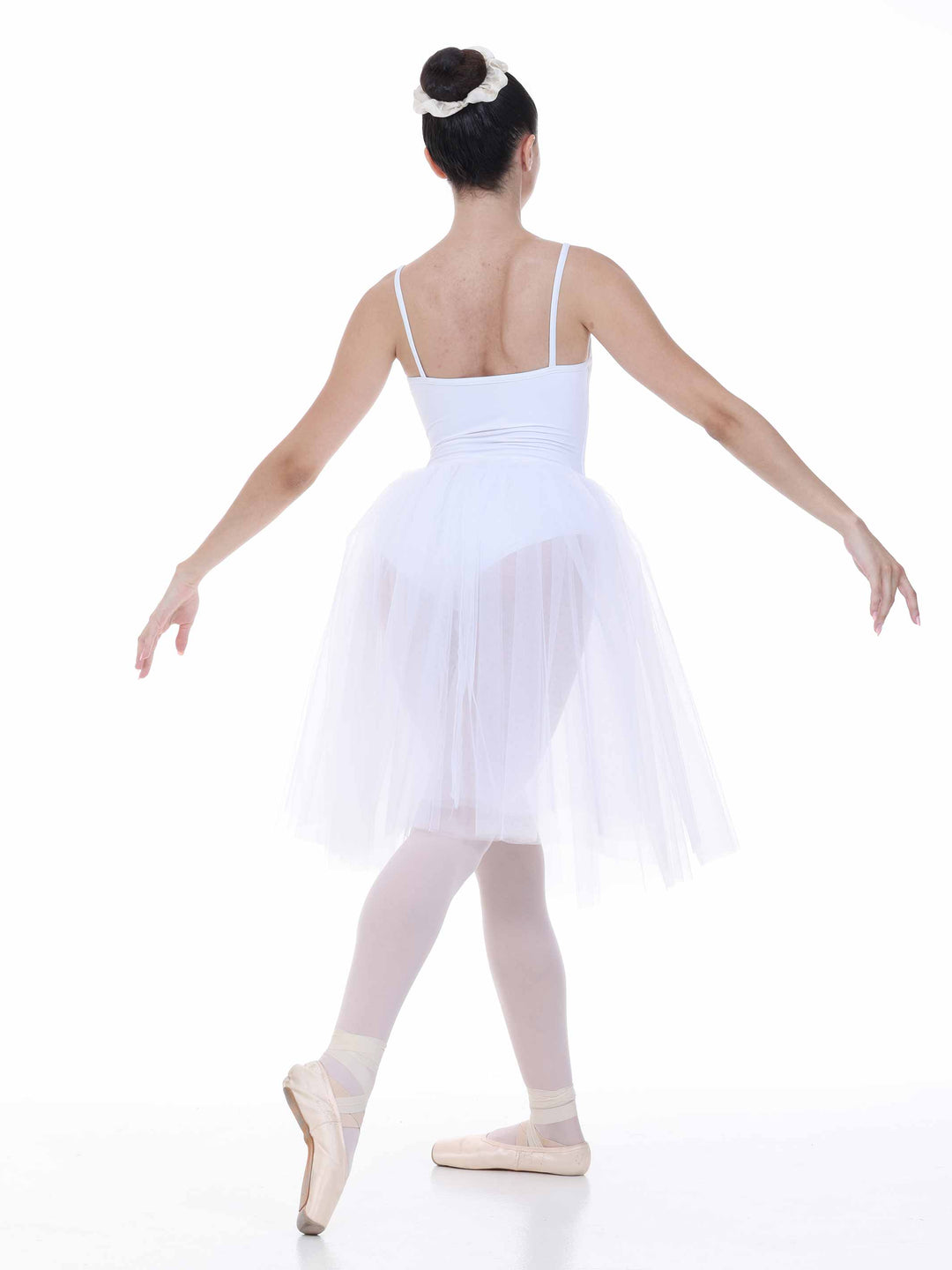 Vue arrière d’une robe tutu blanche à bretelles fines — coupe fluide et élégance intemporelle.
