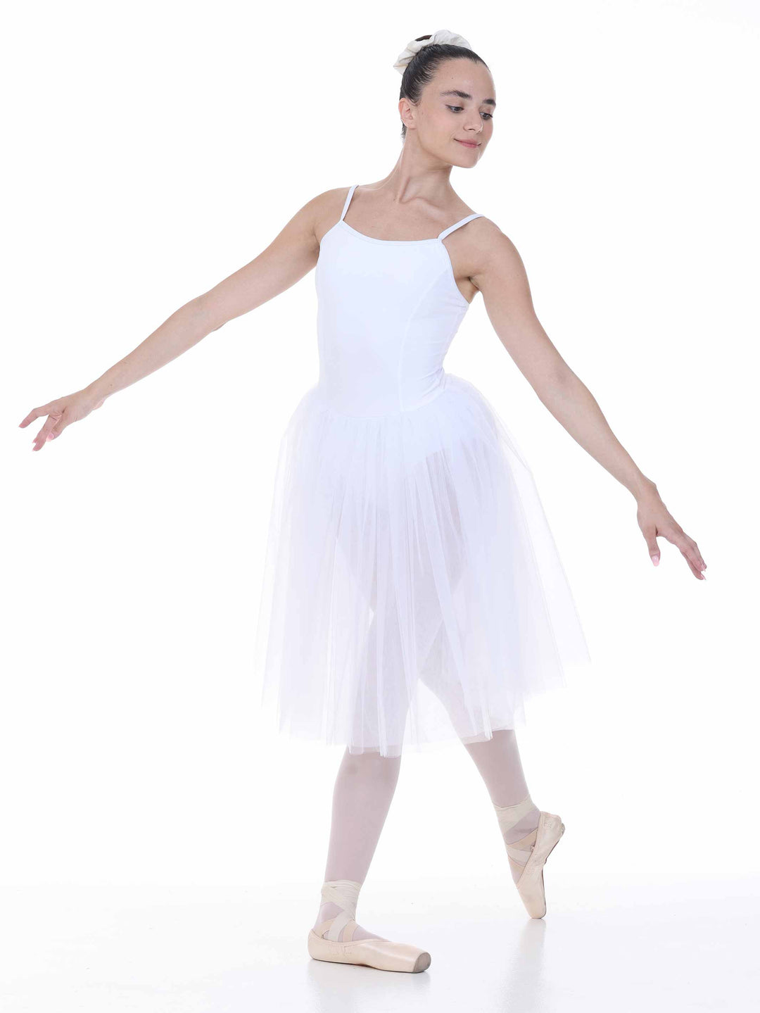 Danseuse en robe tutu blanche à bretelles fines — jupe en tulle aérienne et silhouette gracieuse.