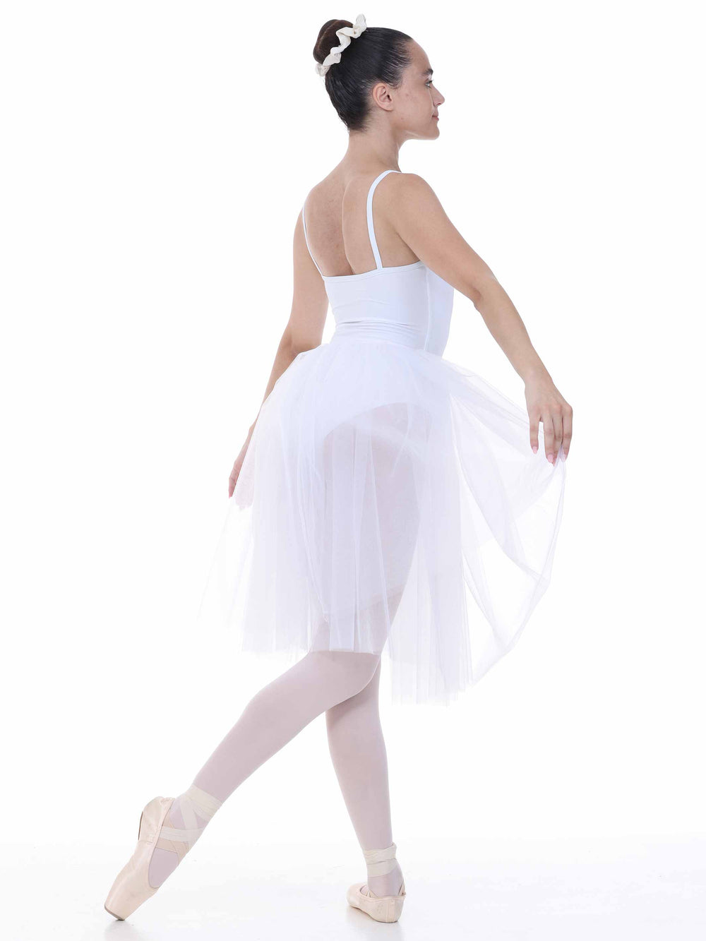 Vue de dos d’une robe tutu blanche avec fines bretelles et tulle fluide — tenue élégante de danse classique.