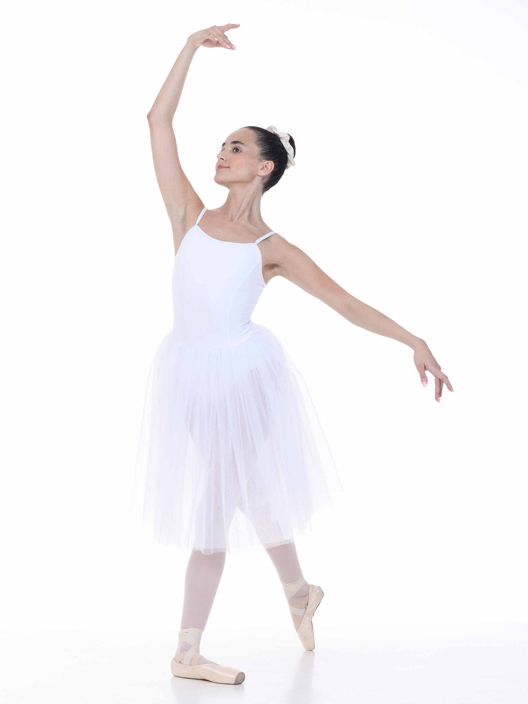 Danseuse en arabesque portant une robe tutu blanche — lignes pures et allure romantique.