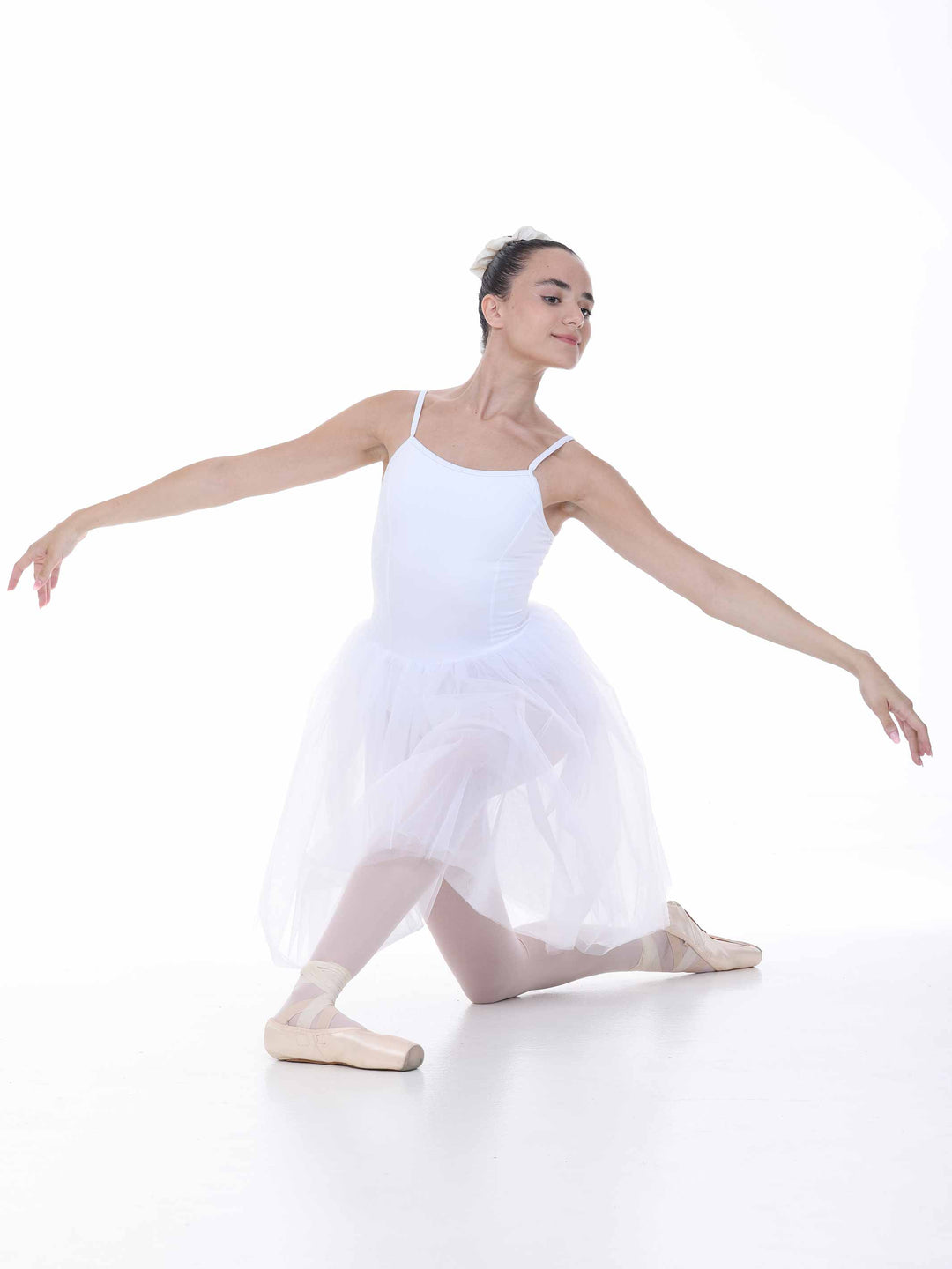 Robe tutu blanche pour danse classique — bretelles fines et jupe longue en tulle léger.