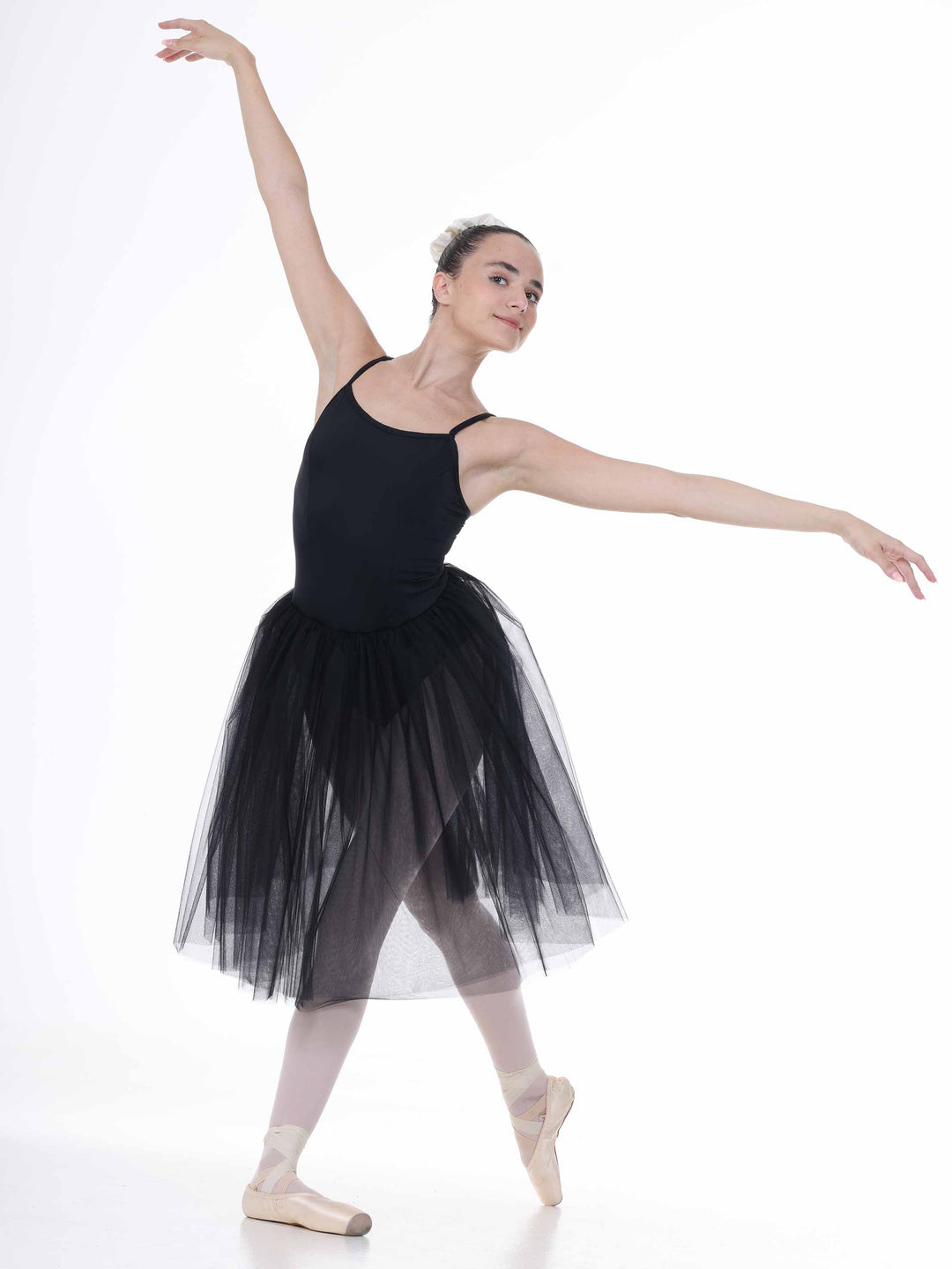 Robe tutu noire avec bretelles spaghetti – silhouette gracieuse et jupe volumineuse en tulle léger.