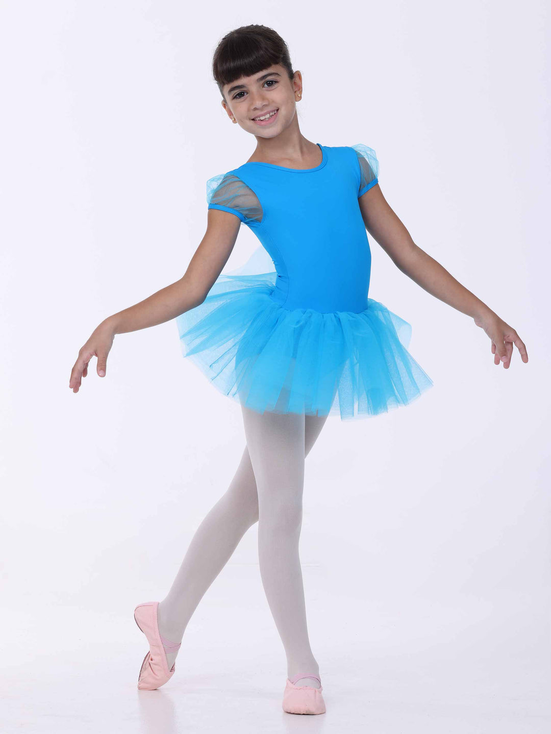 Danseuse en robe de danse bleu clair – manches courtes en tulle et jupe tutu légère.