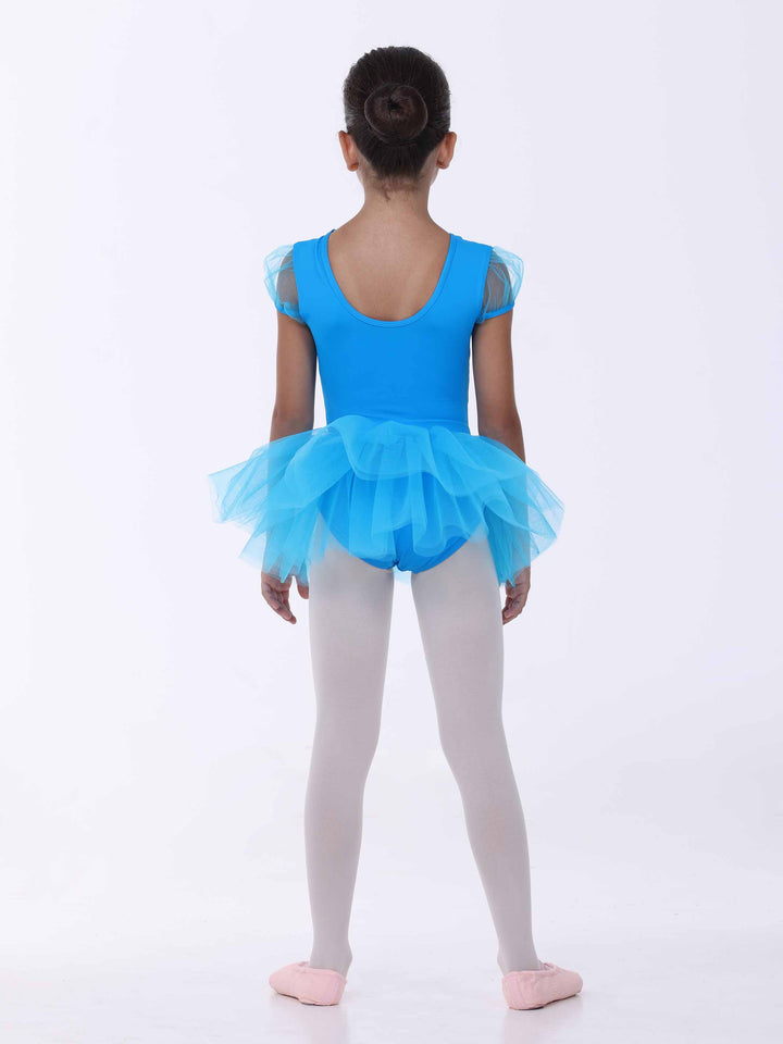 Robe tutu bleu clair pour fille – dos arrondi et superposition de tulle volumineux.