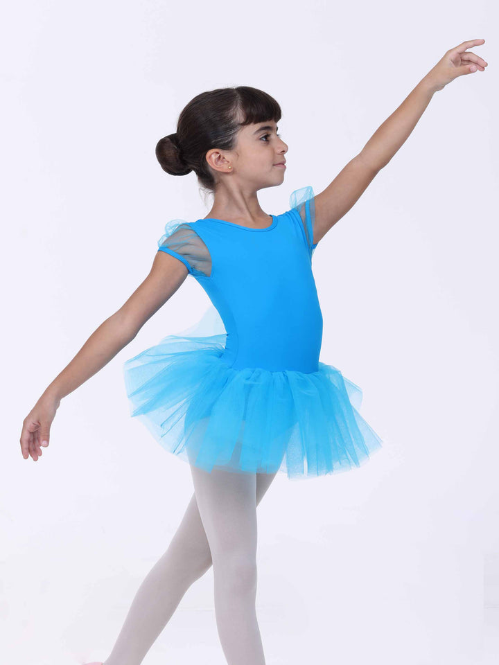 Profil de danseuse en mouvement – robe de danse bleu clair avec manches en tulle.