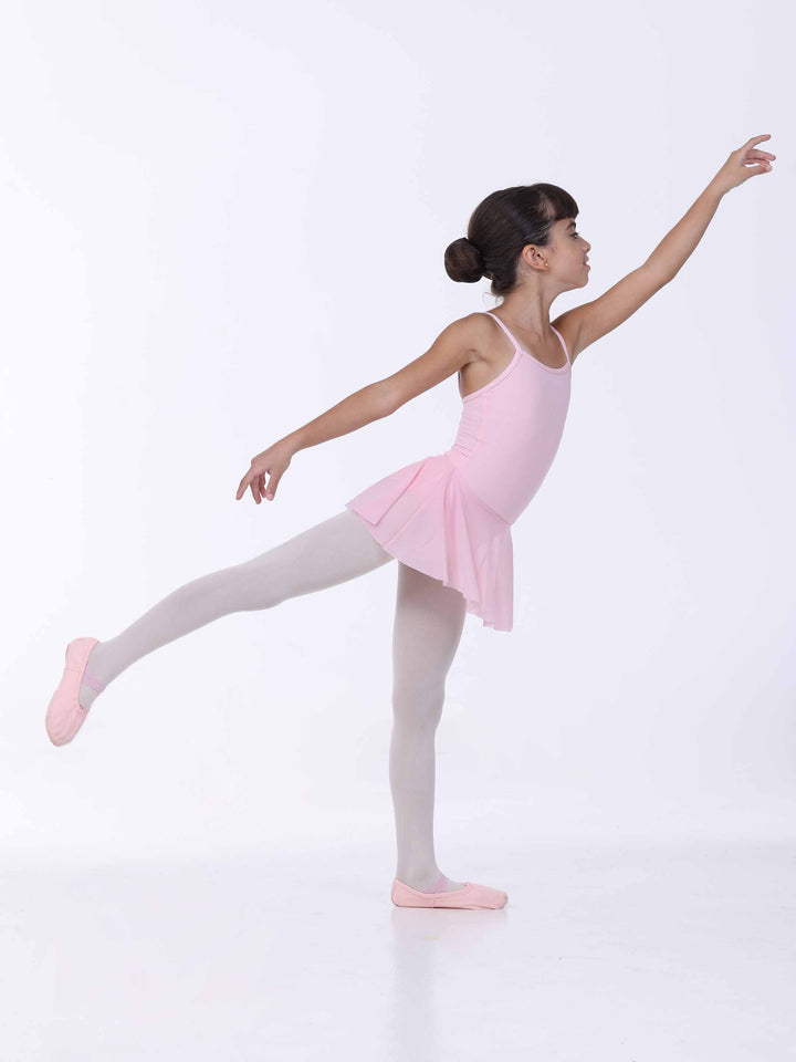 Danseuse en robe de danse rose clair à bretelles fines – jupe fluide en tulle et mouvement gracieux.