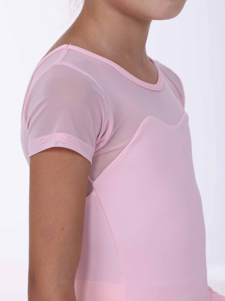 Vue rapprochée des manches courtes en tulle rose – robe de danse douce et élégante.