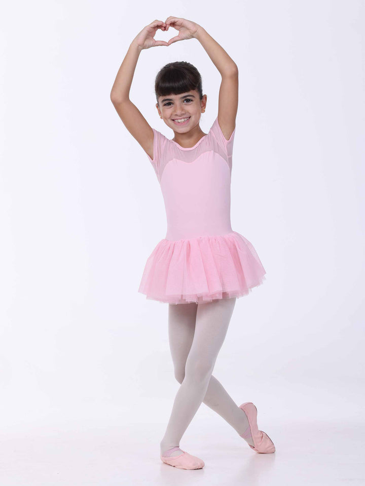 Danseuse en pose classique avec robe rose clair – jupe tutu et buste effet cœur.