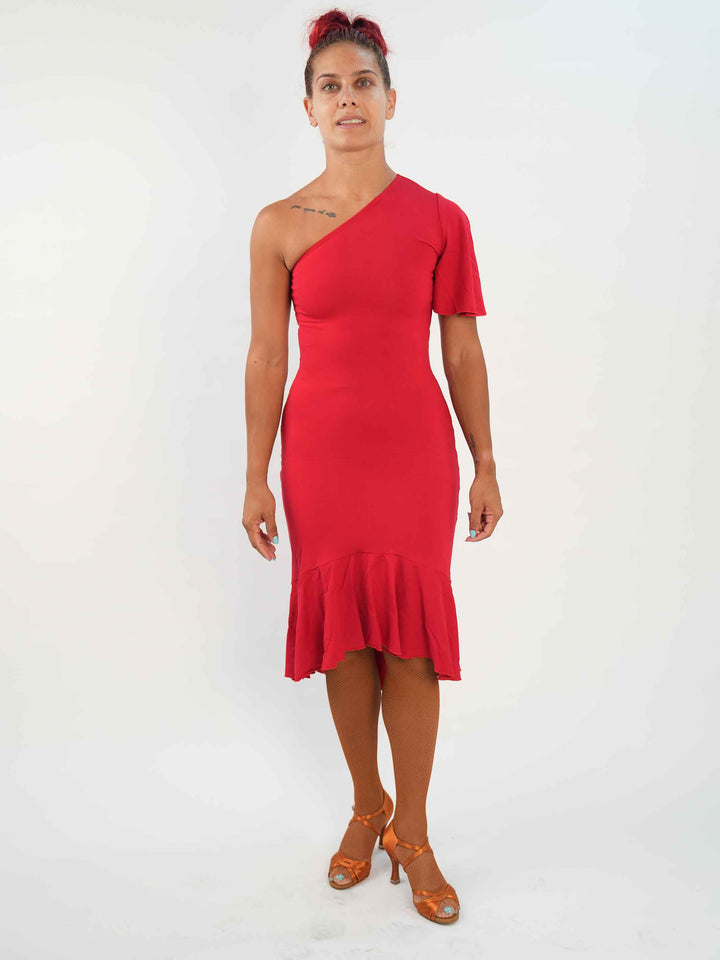 Femme portant une élégante robe latine rouge asymétrique avec une manche volante, jupe fluide à godets, idéale pour la salsa, la bachata ou autres danses latines.