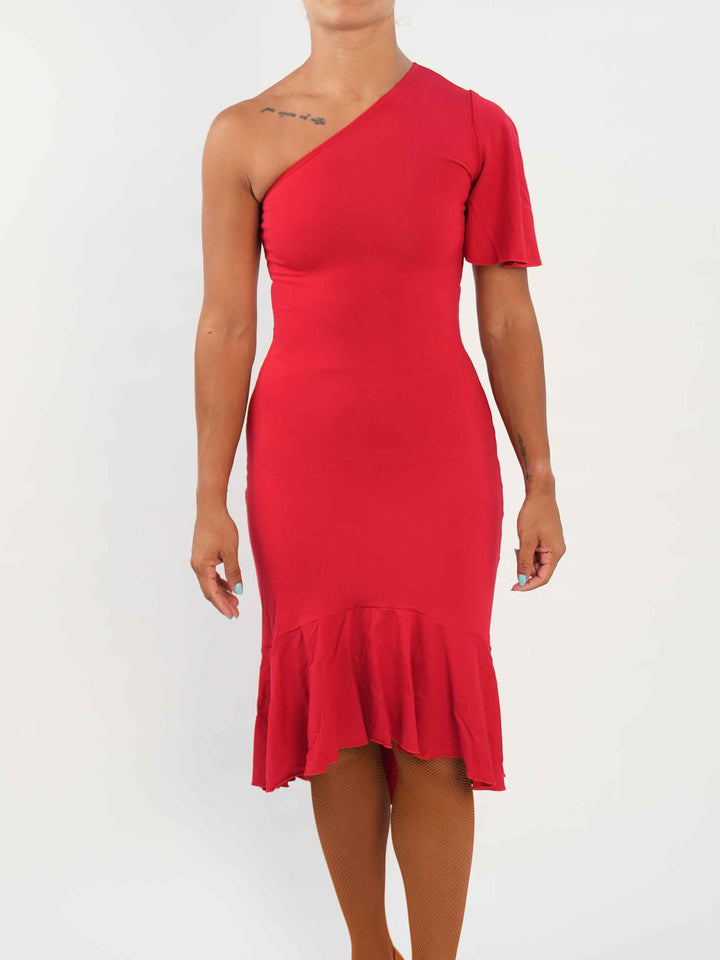Femme portant une élégante robe latine rouge asymétrique avec une manche volante, jupe fluide à godets, idéale pour la salsa, la bachata ou autres danses latines.