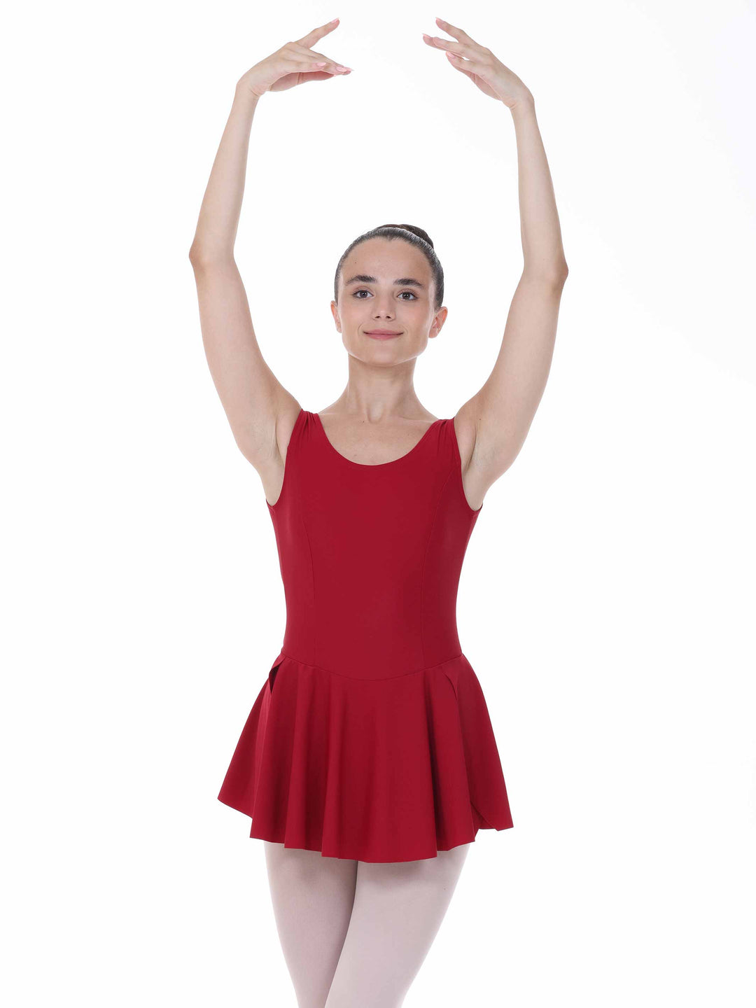 Danseuse en position de ballet avec une robe de danse bordeaux – bretelles larges et jupe évasée.