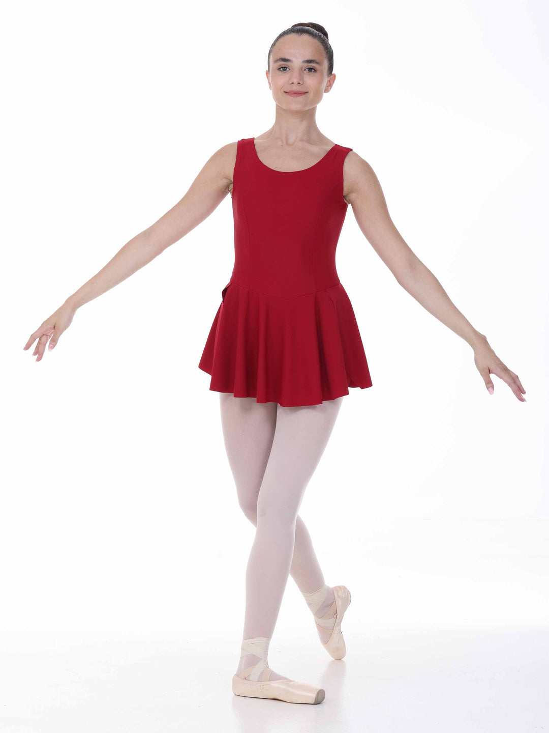 Danseuse en pose classique avec une robe de danse bordeaux – jupe fluide et maintien confortable.