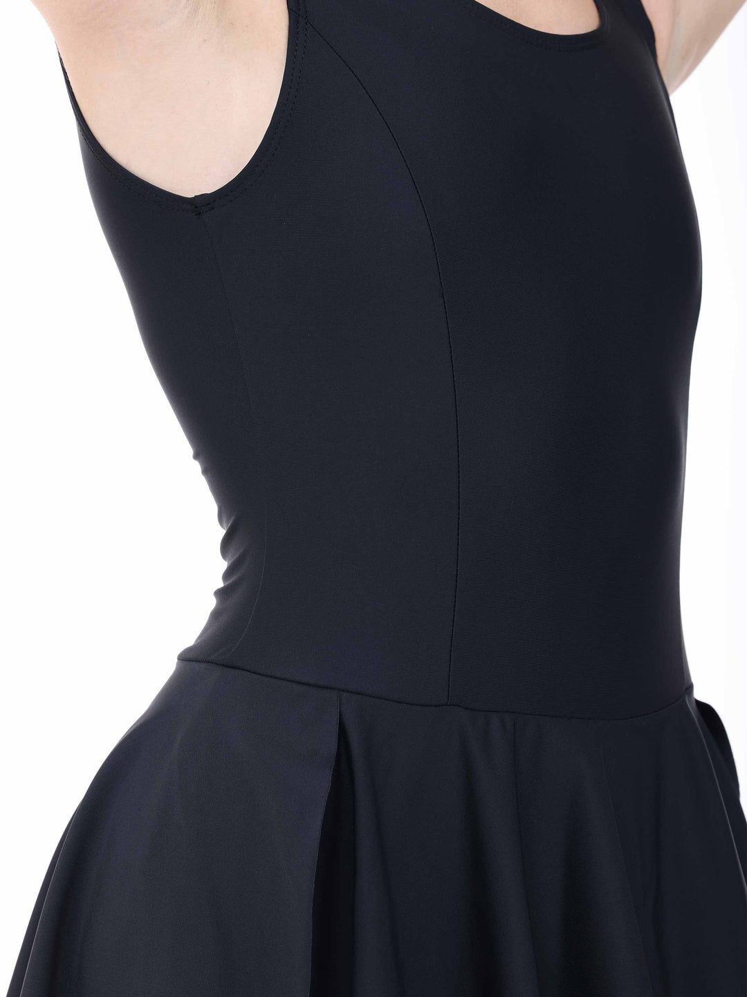 Vue rapprochée du tissu et des coutures d’une robe de danse noire – matière stretch et élégante.