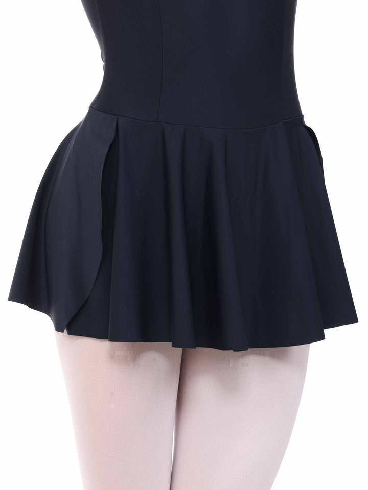 Vue rapprochée d’une robe de danse classique noire – coutures structurantes et jupe fluide intégrée.