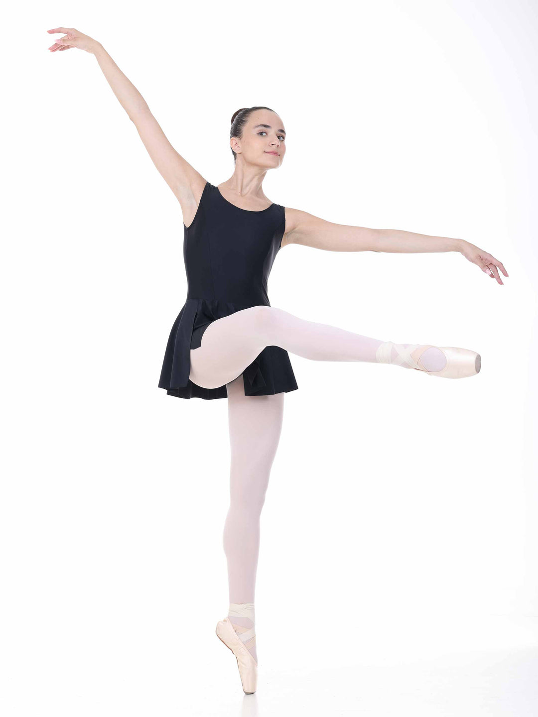 Danseuse exécutant un mouvement de ballet avec une robe noire – tenue de scène et de répétition.