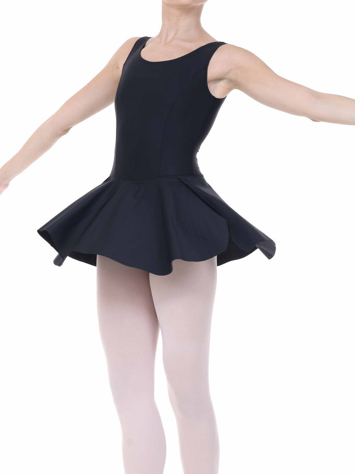Robe de danse noire à bretelles larges – tissu extensible et coutures structurantes sur le buste.