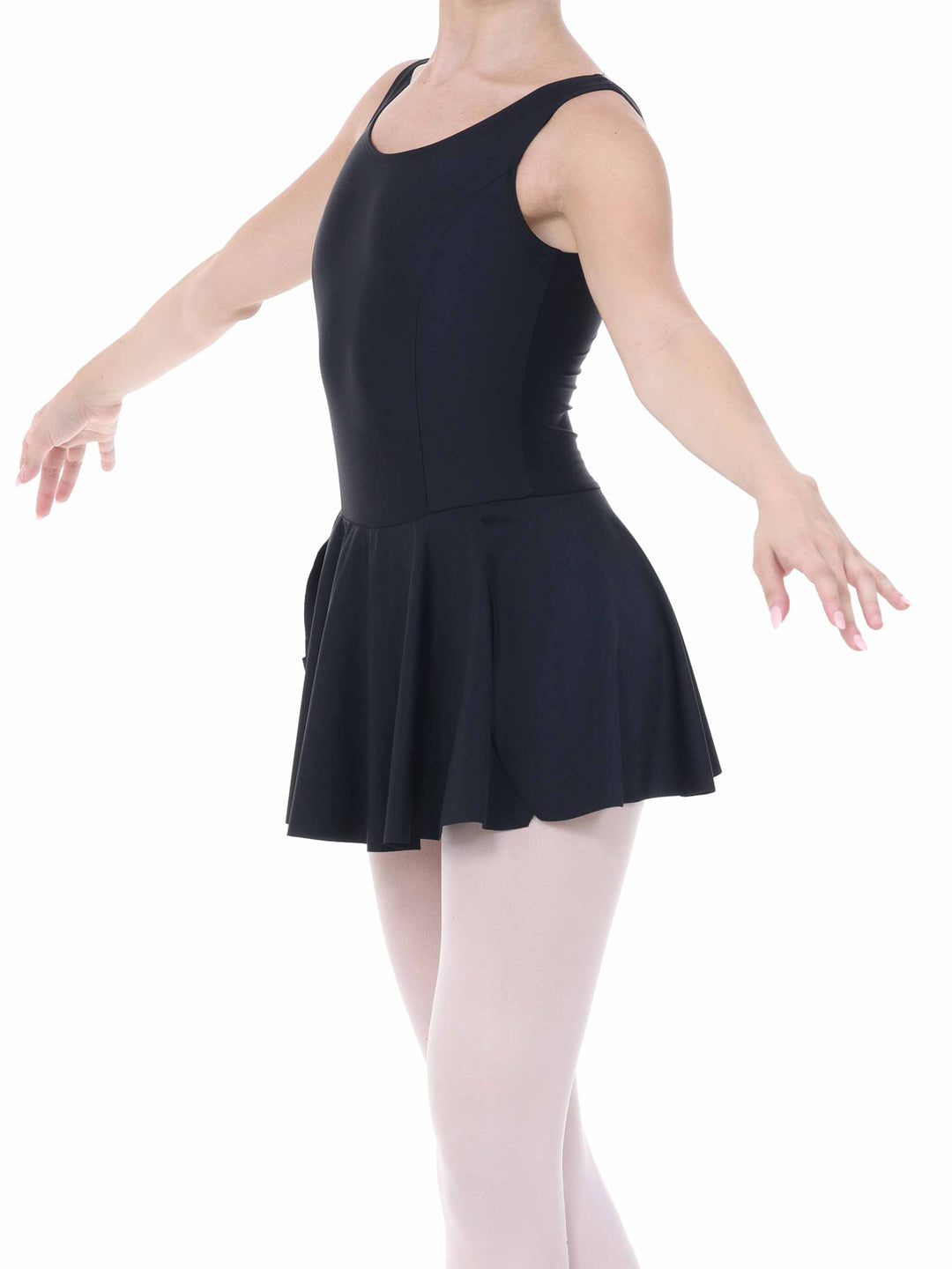 Danseuse en pose classique avec robe noire fluide – silhouette harmonieuse et jupe souple.