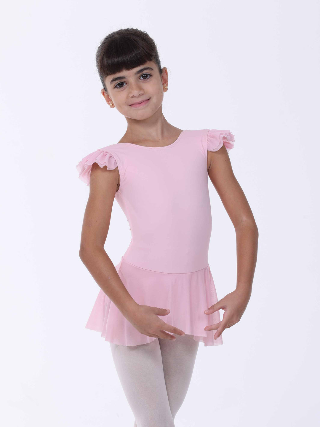 Jeune danseuse en robe rose clair à manches papillon superposées – style gracieux et fluide.