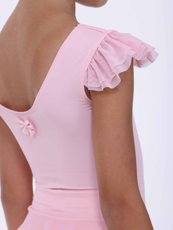 Détail du dos de la robe de danse rose clair – petit nœud et manches à volants légers.