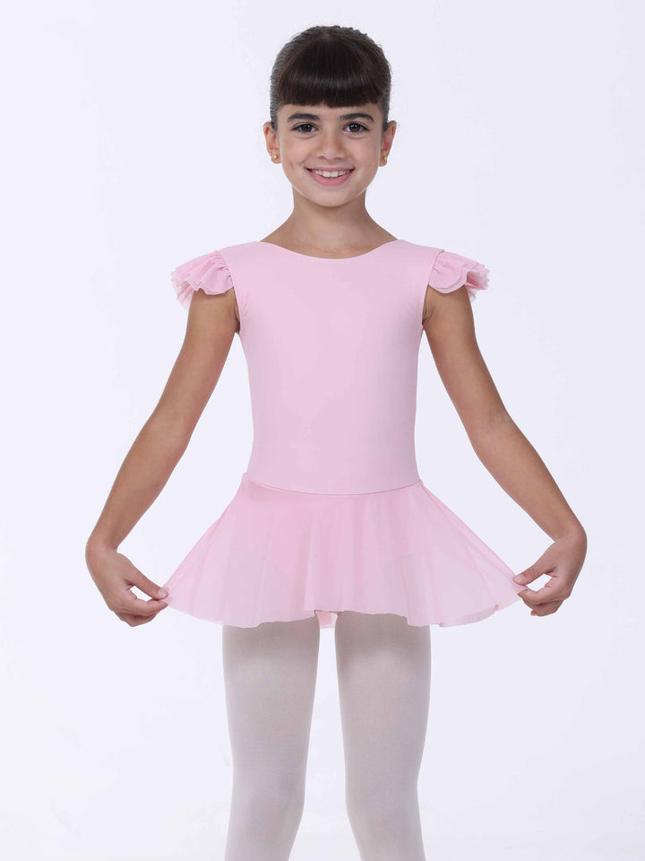 Danseuse en robe de danse rose clair – jupe légère et épaules ornées de volants.