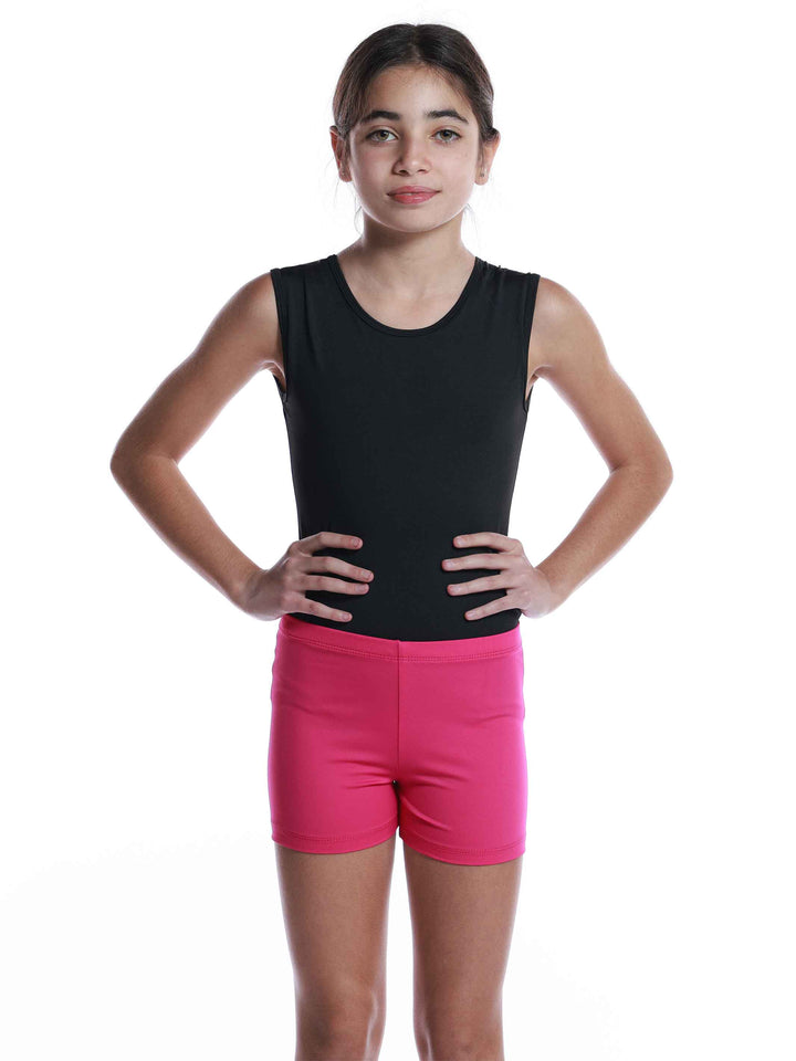 Short basique de danse et gymnastique pour fille, rose vif, avec forme culotte pour un ajustement confortable. Taille élastique de 2 cm pour un maintien parfait et coupe courte pour une liberté de mouvement optimale. Parfait pour les cours de danse, la gymnastique et autres activités sportives