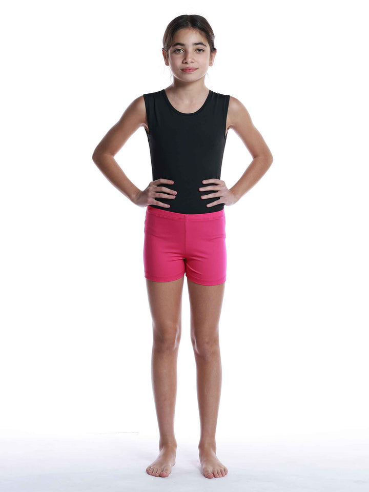 Short basique de danse et gymnastique pour fille, rose vif, avec forme culotte pour un ajustement confortable. Taille élastique de 2 cm pour un maintien parfait et coupe courte pour une liberté de mouvement optimale. Parfait pour les cours de danse, la gymnastique et autres activités sportives, assorti avec un top noir