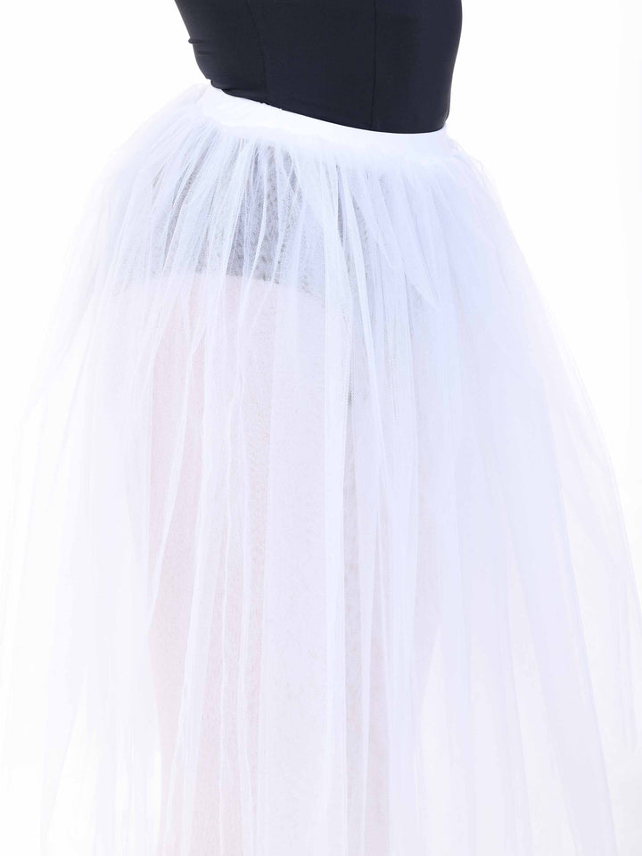 Détail du tutu romantique blanc en tulle – jupe longue et légère idéale pour la danse classique.
