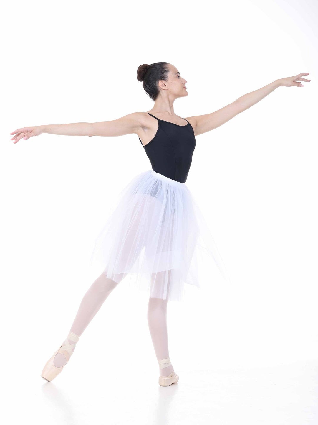 Danseuse portant un tutu romantique blanc – jupe fluide et aérienne en tulle doux.