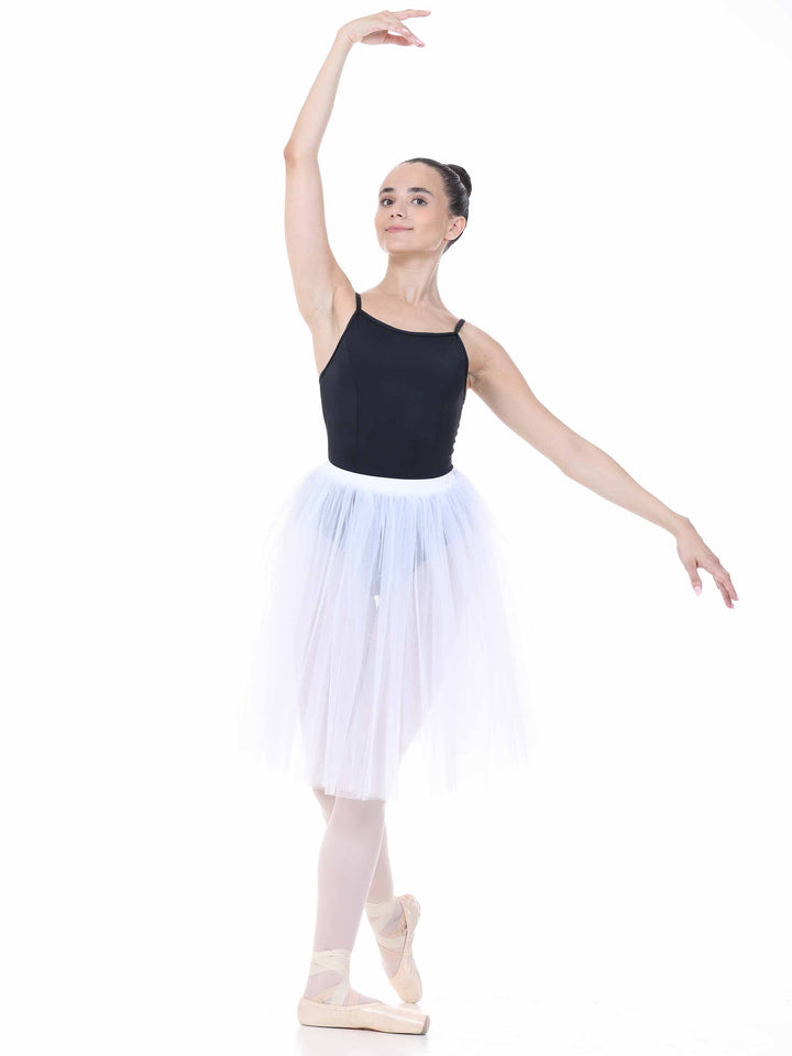 Pose artistique en tutu romantique blanc – tenue raffinée pour répétitions et scène.