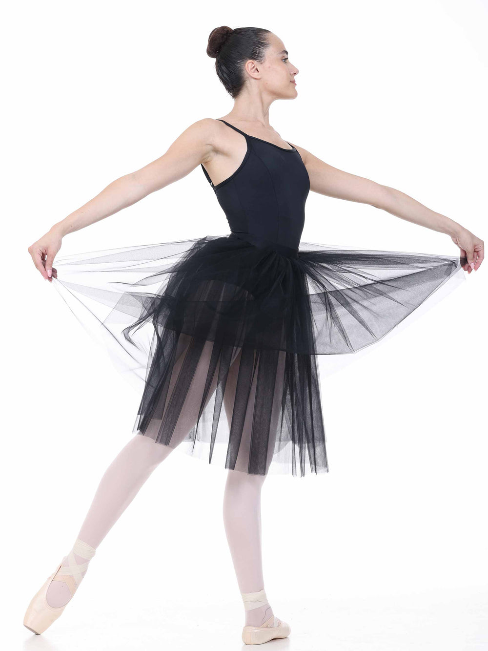 Danseuse en tutu romantique noir effectuant une pose classique – jupe longue en tulle fluide pour ballet.