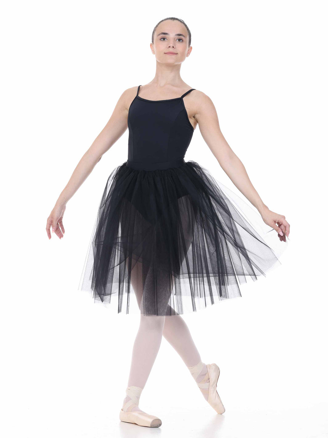 Ballerine portant un tutu romantique noir à bretelles fines – tenue élégante pour danse classique.
