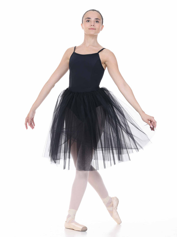 Ballerine portant un tutu romantique noir à bretelles fines – tenue élégante pour danse classique.