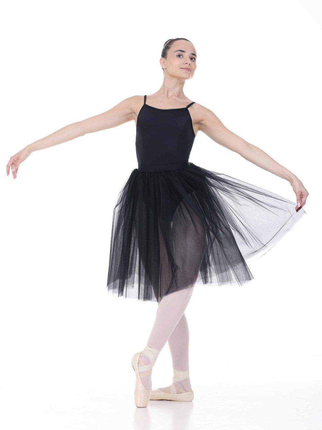 Danseuse en tutu noir mi-long, silhouette gracieuse – tenue de ballet pour femme.