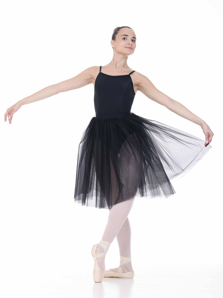 Danseuse en tutu noir mi-long, silhouette gracieuse – tenue de ballet pour femme.