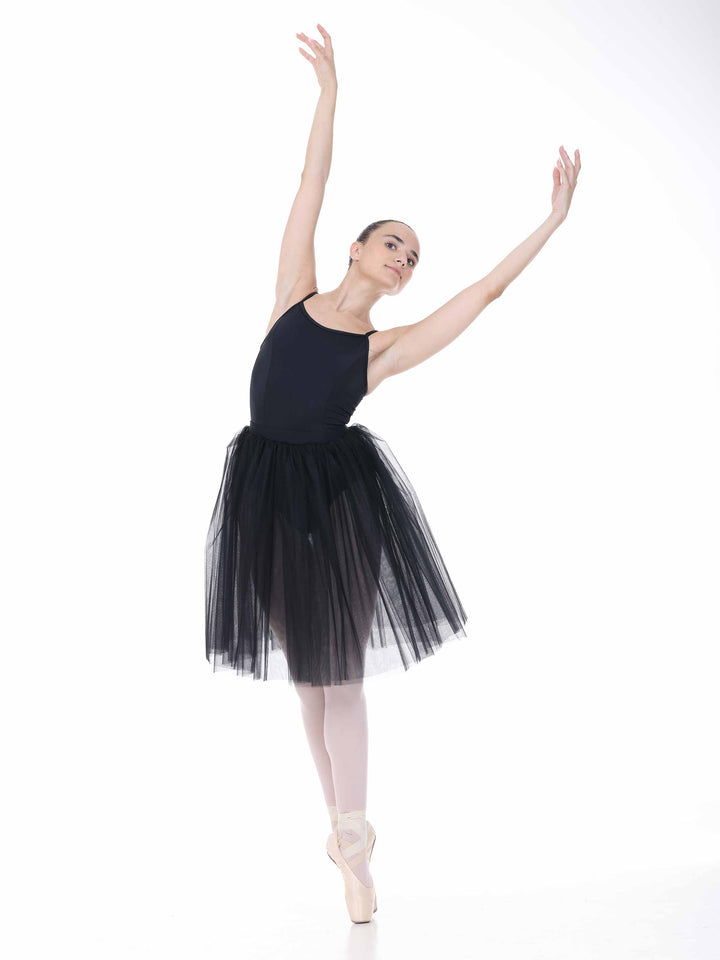 Pose artistique en tutu romantique noir – robe de danse classique fluide et féminine.