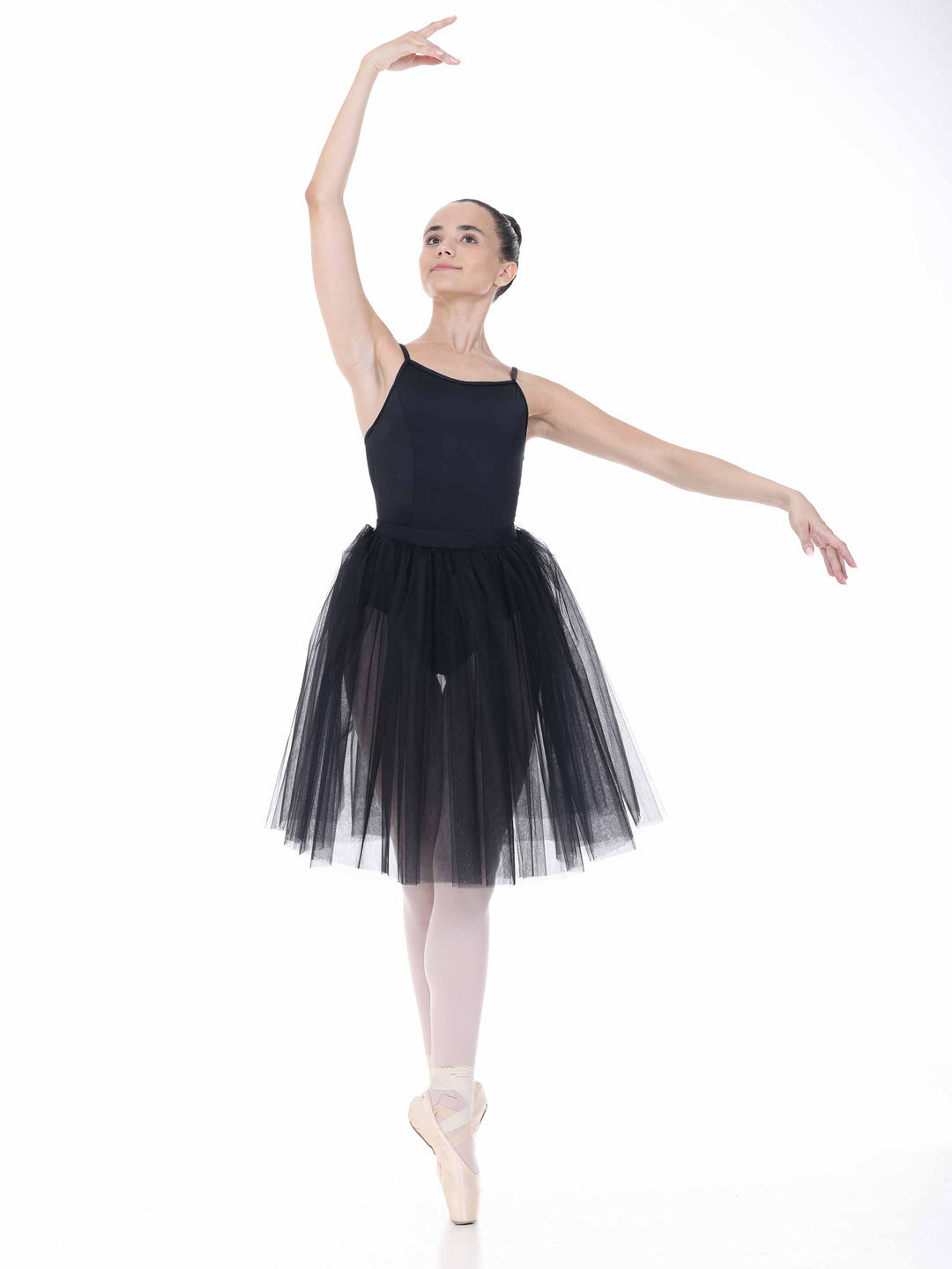 Tutu noir long de style romantique porté par une danseuse sur pointes – mouvement élégant.